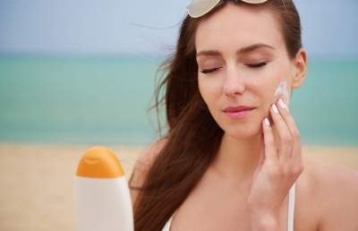 Mejores cremas solares faciales con color