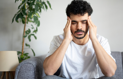 Dolor de cabeza constante: causas frecuentes, señales de alarma y qué hacer