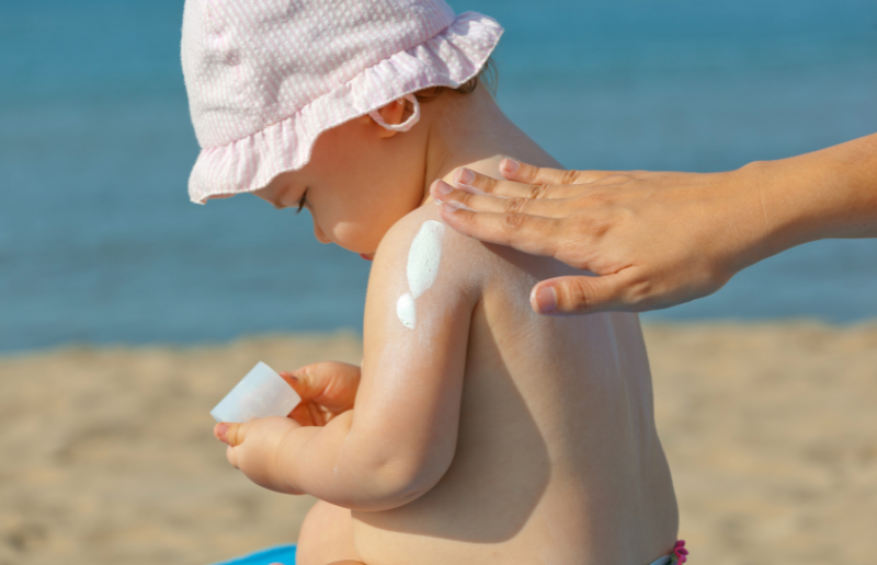 Protector solar para bebés en primavera: cómo elegirlo y cómo usarlo bien