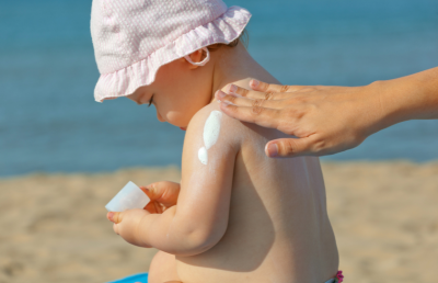 Protector solar para bebés en primavera: cómo elegirlo y cómo usarlo bien